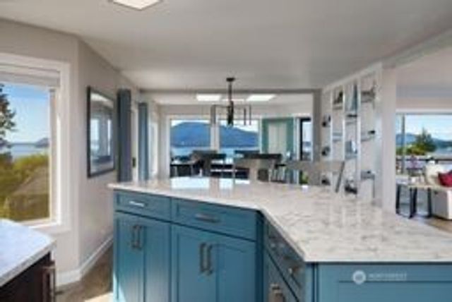4211 Glasgow Way, Anacortes, WA 98221