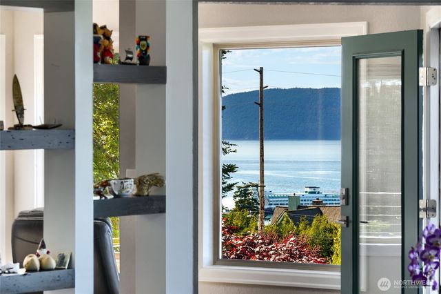 4211 Glasgow Way, Anacortes, WA 98221