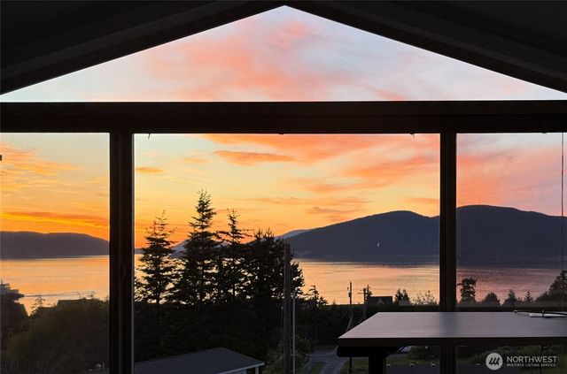 4211 Glasgow Way, Anacortes, WA 98221