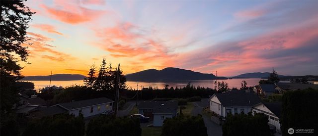 4211 Glasgow Way, Anacortes, WA 98221