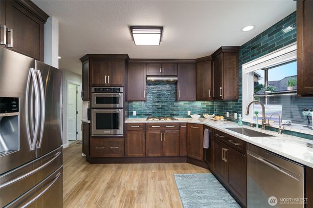 4211 Glasgow Way, Anacortes, WA 98221