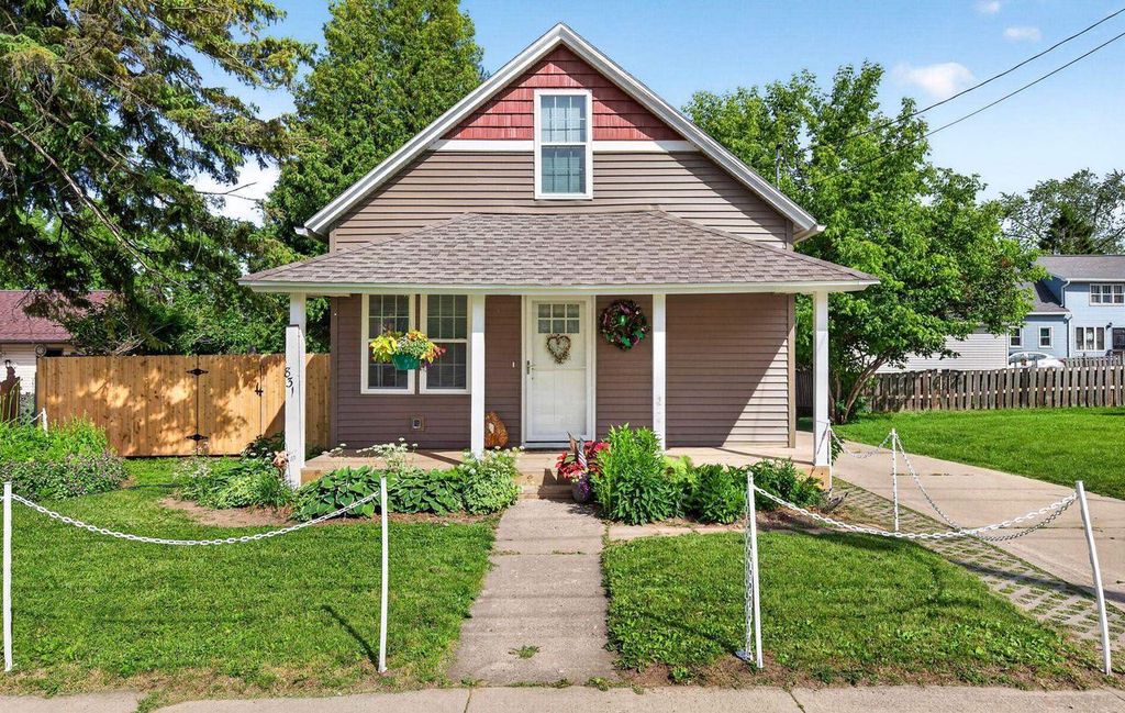 831 S BAIRD STREET, Green Bay, WI 54301