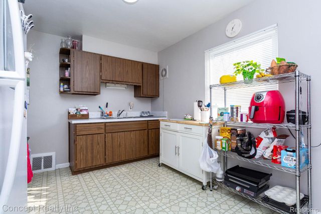 9717 Ruth Avenue, Allen Park, MI 48101