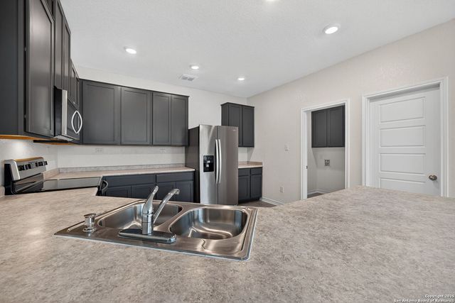 8014 Kingfisher Lndg, San Antonio, TX 78253