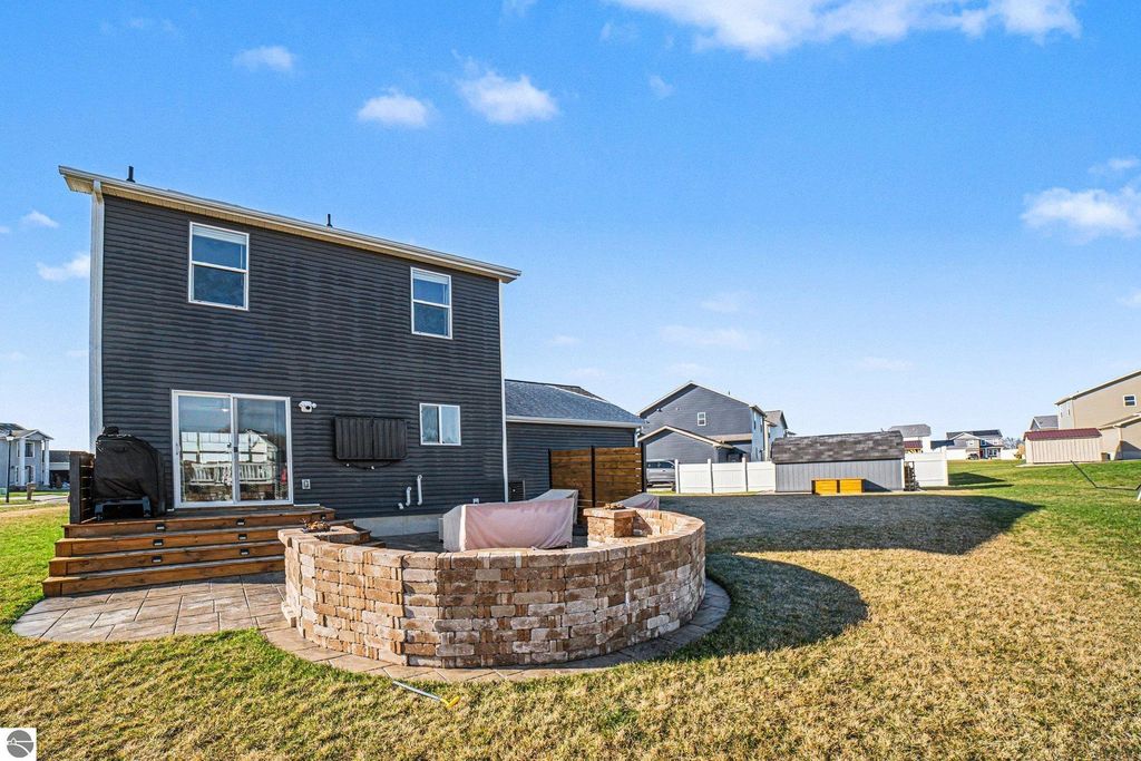 Image 2 of property listing at 158 Jade Court, Alma, MI 48801