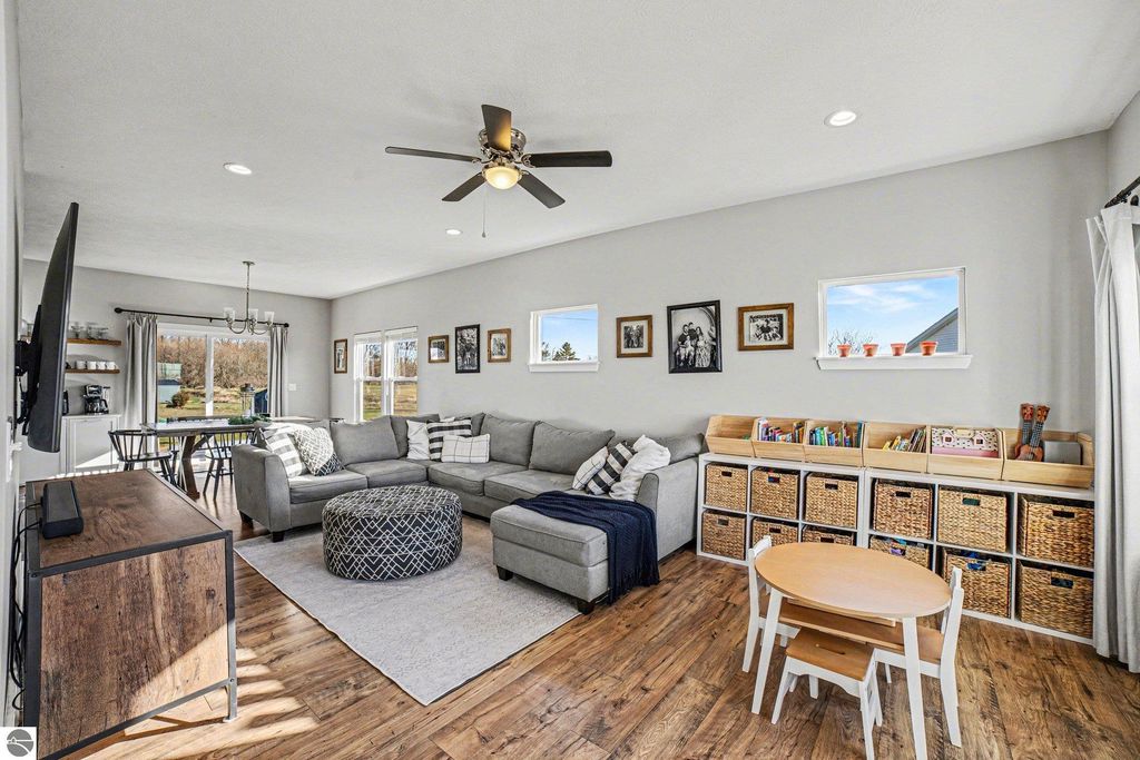 Image 4 of property listing at 158 Jade Court, Alma, MI 48801