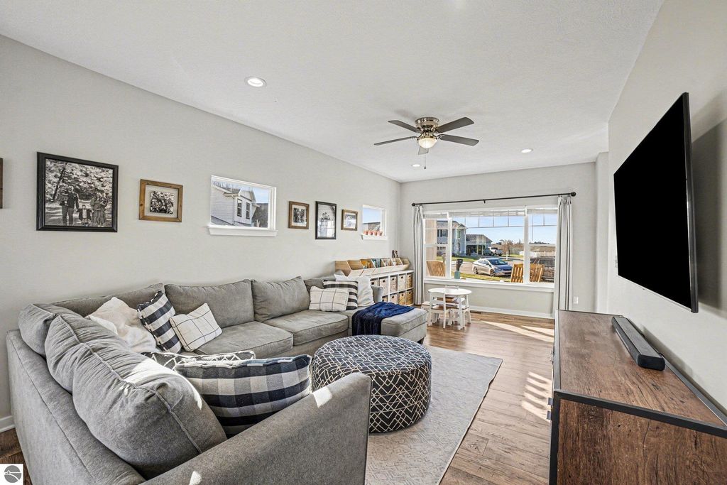 Image 5 of property listing at 158 Jade Court, Alma, MI 48801