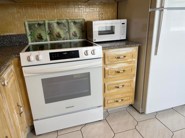 424 Saxony, Delray Beach, FL 33446