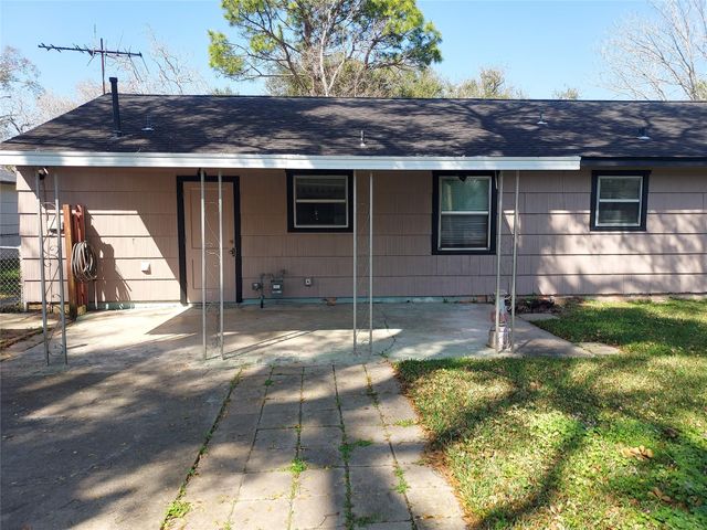 1008 Meadowlane Street, Angleton, TX 77515