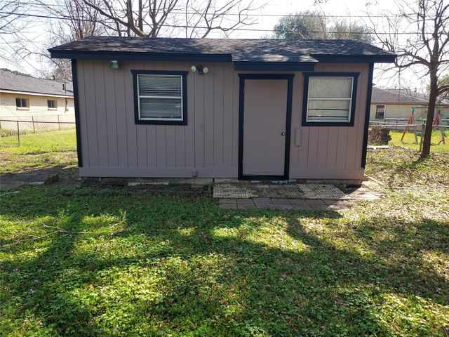 1008 Meadowlane Street, Angleton, TX 77515