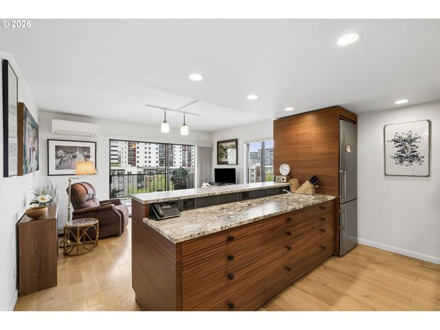 2211 Sw 1ST Ave 802, Portland, OR 97201