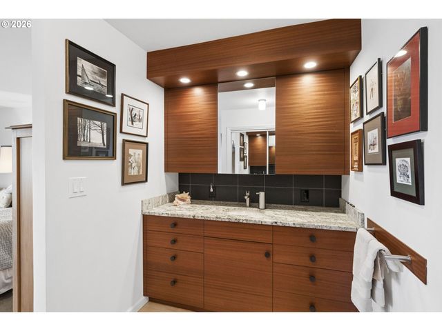 2211 Sw 1ST Ave 802, Portland, OR 97201