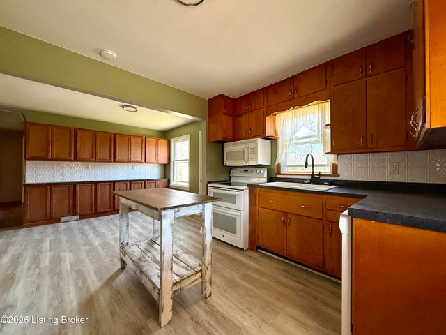 5413 Bungalow Dr, Louisville, KY 40258