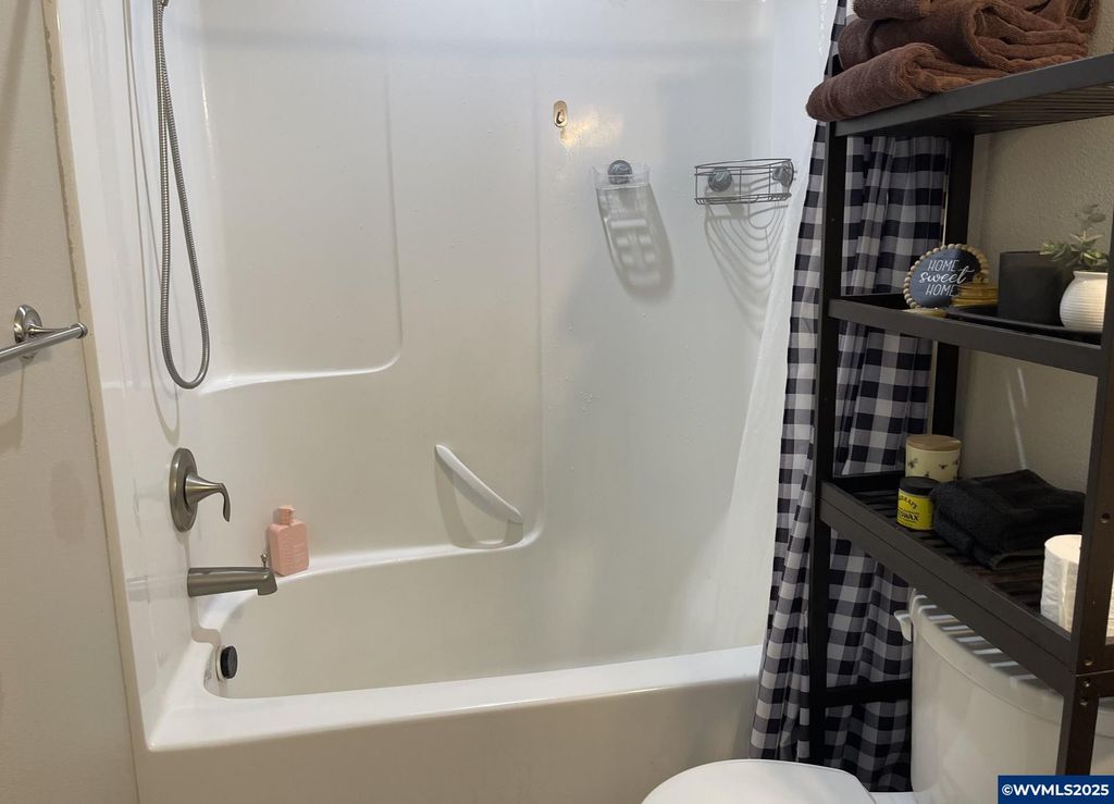 Image 17 of property listing at 24291 SW Rogers Rd, Sheridan, OR 97378