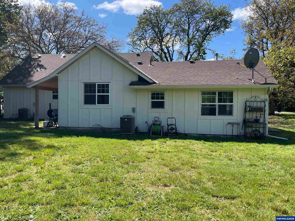 Image 2 of property listing at 24291 SW Rogers Rd, Sheridan, OR 97378