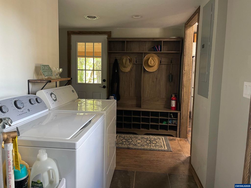 Image 9 of property listing at 24291 SW Rogers Rd, Sheridan, OR 97378