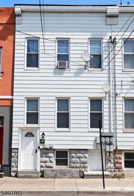 653 4th Ave, Elizabeth City, NJ 07202