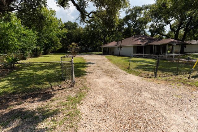 417 Hardy Street, Clute, TX 77531