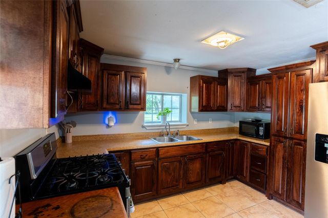 417 Hardy Street, Clute, TX 77531