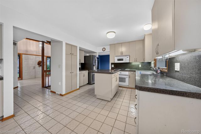 7500 Watford Drive, West Bloomfield Charter Township, MI 48322
