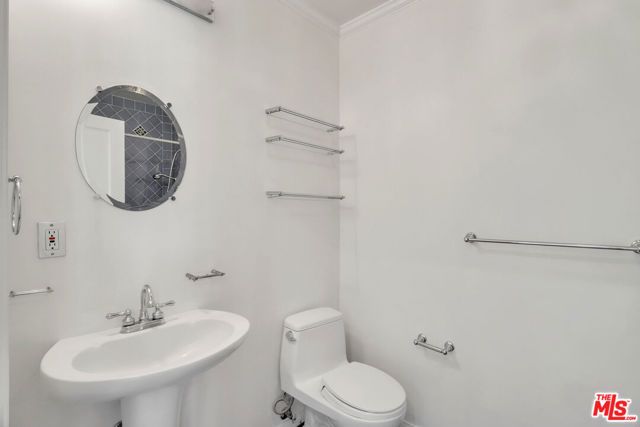 1105 S Alfred Street, Los Angeles, CA 90035