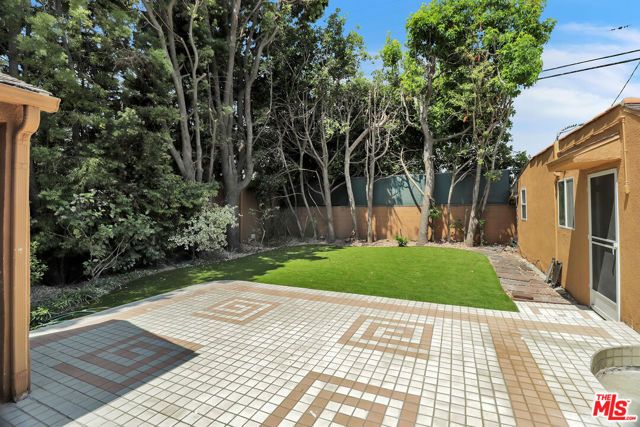 1105 S Alfred Street, Los Angeles, CA 90035