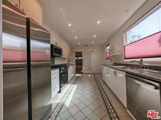 1105 S Alfred Street, Los Angeles, CA 90035