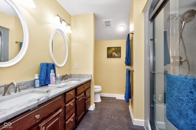 2020 S Oakwood Drive, New Palestine, IN 46163