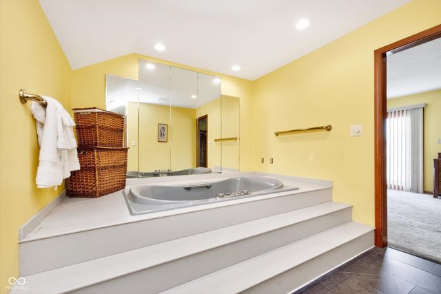 2020 S Oakwood Drive, New Palestine, IN 46163