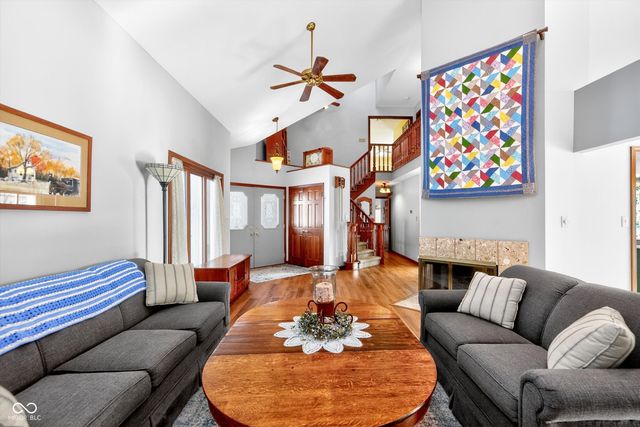 2020 S Oakwood Drive, New Palestine, IN 46163