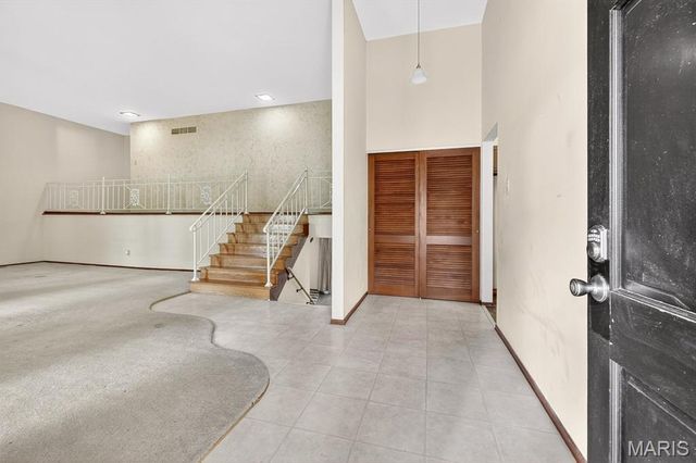 6819 Snead Court, Oakville, MO 63129
