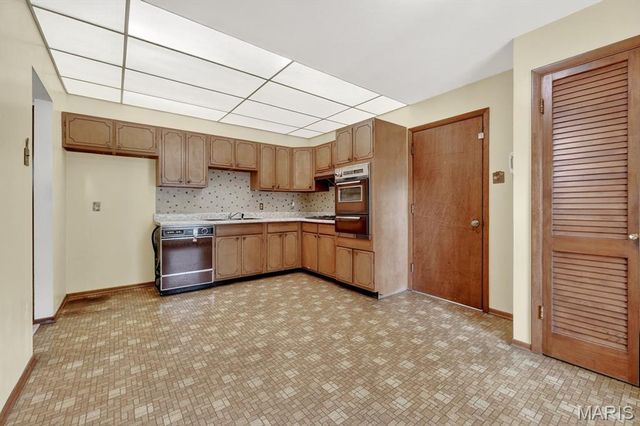 6819 Snead Court, Oakville, MO 63129