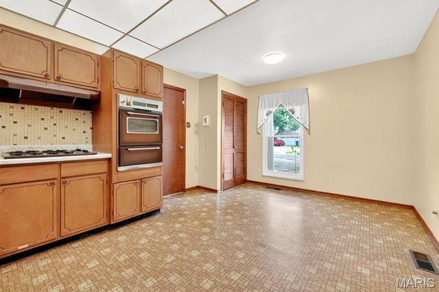 6819 Snead Court, Oakville, MO 63129