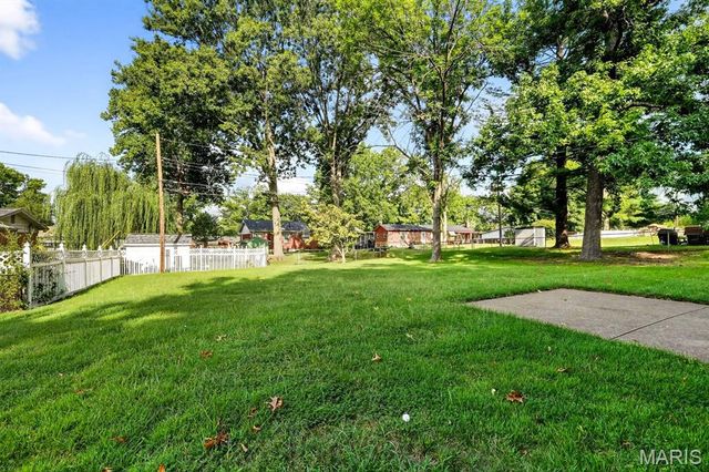 6819 Snead Court, Oakville, MO 63129
