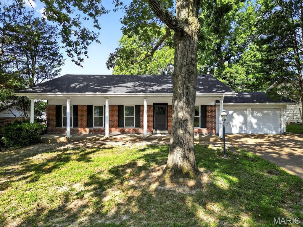 6819 Snead Court, Oakville, MO 63129