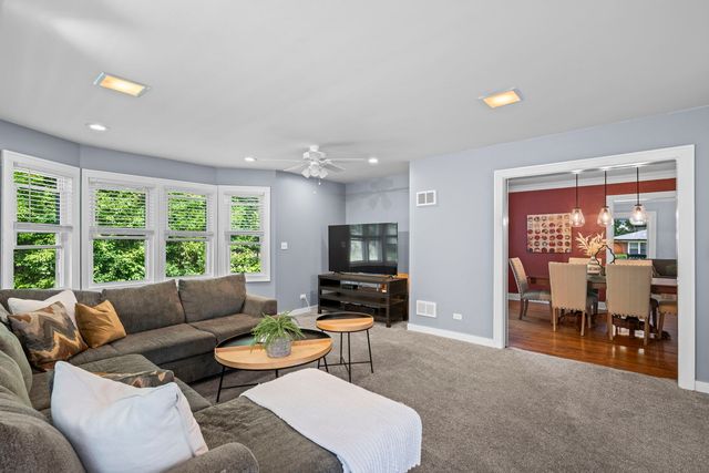 331 E Russell Street, Barrington, IL 60010
