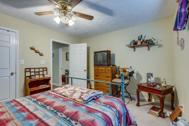 128 Pin Oaks Ln, Hohenwald, TN 38462