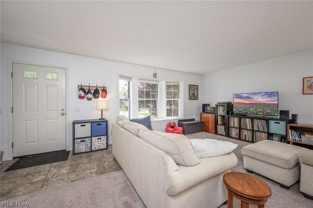 1722 W Idlewood Drive, Twinsburg, OH 44087