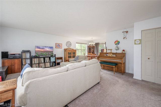 1722 W Idlewood Drive, Twinsburg, OH 44087