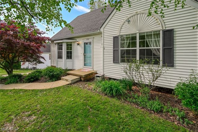 1722 W Idlewood Drive, Twinsburg, OH 44087
