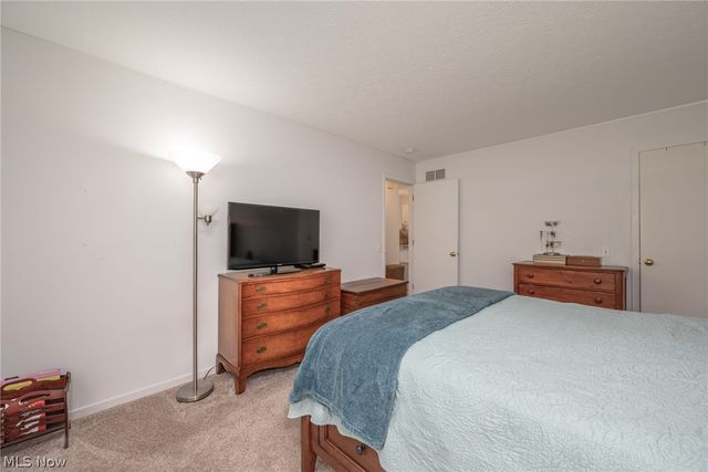 1722 W Idlewood Drive, Twinsburg, OH 44087