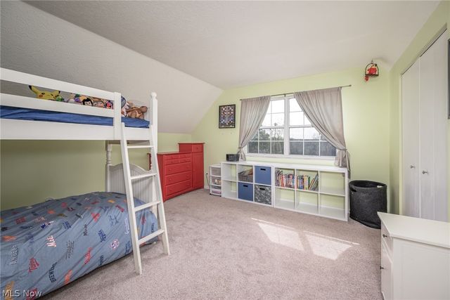 1722 W Idlewood Drive, Twinsburg, OH 44087