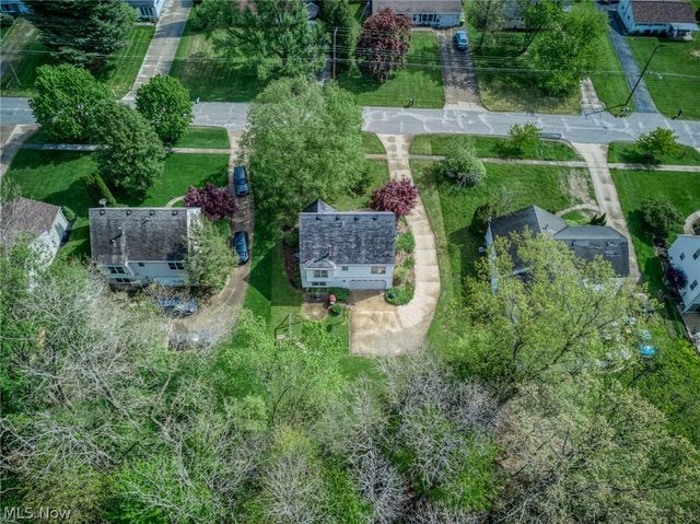 1722 W Idlewood Drive, Twinsburg, OH 44087