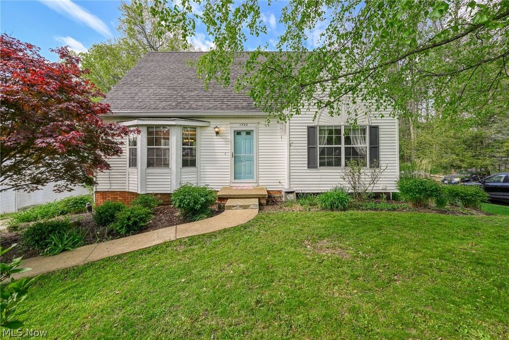 1722 W Idlewood Drive, Twinsburg, OH 44087