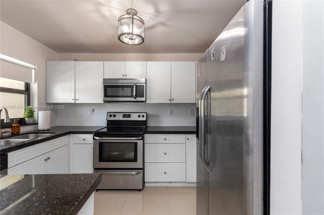 8956 Palm Tree Ln 8956, Pembroke Pines, FL 33024