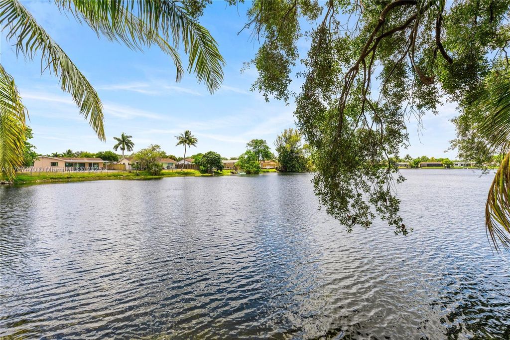 8956 Palm Tree Ln 8956, Pembroke Pines, FL 33024