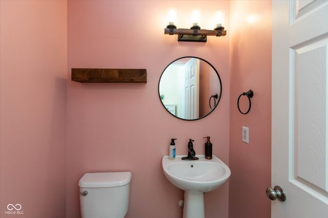 5588 W Woodhaven Drive, Mccordsville, IN 46055
