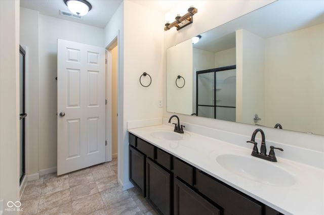 5588 W Woodhaven Drive, Mccordsville, IN 46055