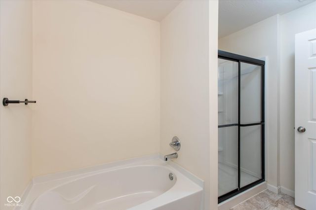 5588 W Woodhaven Drive, Mccordsville, IN 46055