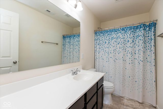 5588 W Woodhaven Drive, Mccordsville, IN 46055